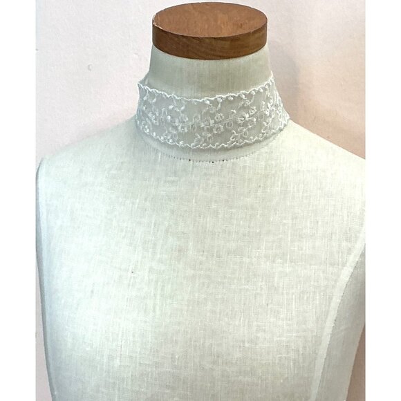 White Floral Lace Choker Necklace With Gold Clasp and Adjustable Chain - Picture 6 of 6